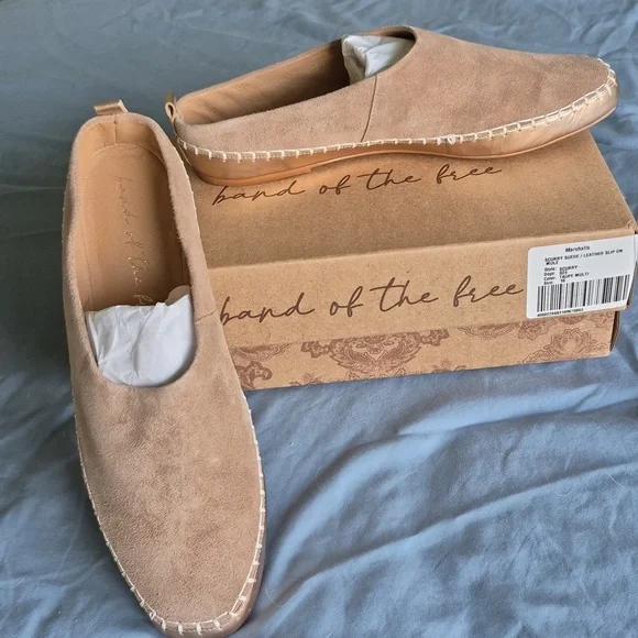 NEW IN BOX. BAND OF THE FREE beige suede slides with rose gold edges. - Picture 1 of 4